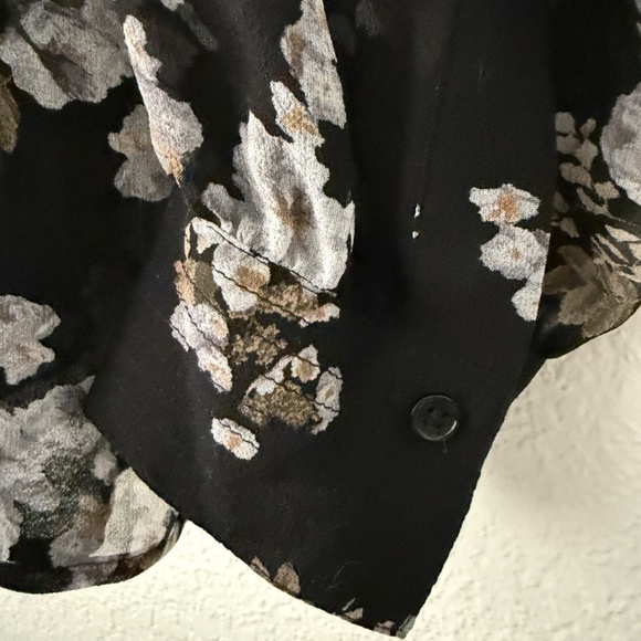 VINCE Women’s Black Floral Print Sheer Silk Band Collar Blouse Size Medium - Picture 4 of 10